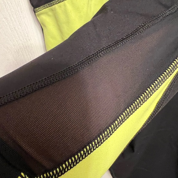 Torrid Size 2 NWOT Color blocked Black and Green Activewear Capri Leggings - Picture 6 of 9